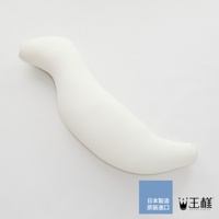 一個白色的、彎曲的抱枕套，表面光滑，看起來是柔軟的布料材質。