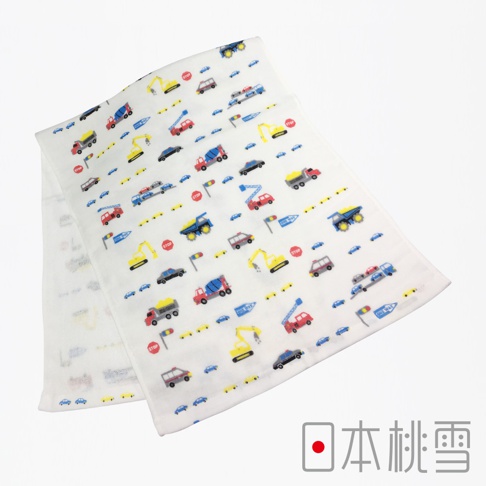 白色紗布毛巾，印有多款彩色工程車、卡車、汽車和交通號誌圖案，如黃色挖土機、藍色工程車、紅色卡車、黑色汽車、紅色STOP標誌等，材質為細緻的紗布。