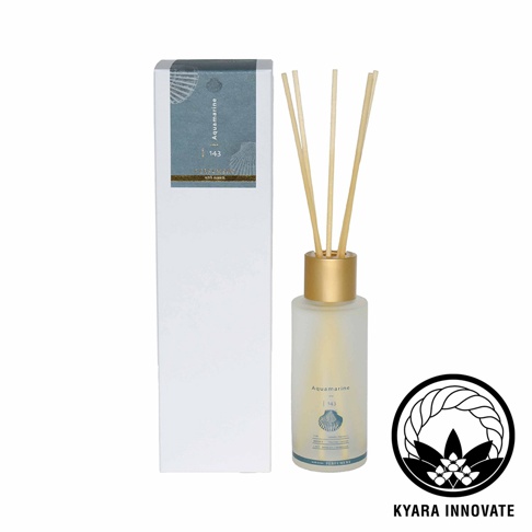 KYARA INNOVATE 品牌 Aquamarine 室內擴香竹，附有其白色包裝盒，顯示著品牌標誌和香氛名稱。
