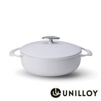 白色琺瑯鑄鐵鍋，附有銀色金屬提把和鍋蓋旋鈕，鍋身兩側有環狀提把。