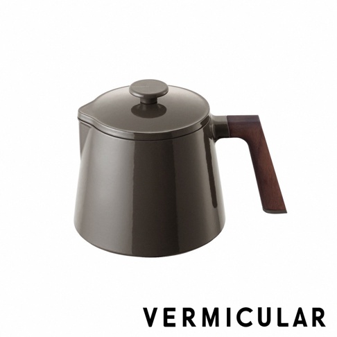 VERMICULAR 琺瑯鑄鐵壺，帶木質手把，深棕色，白色背景