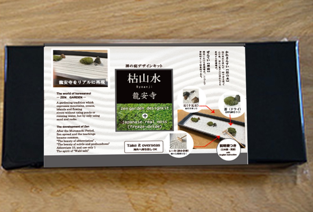 日本枯山水模型龍安寺青苔庭園款產品包裝，展示了模型組件，包括沙盤、石塊和乾燥苔蘚，以及日文和英文的說明。
