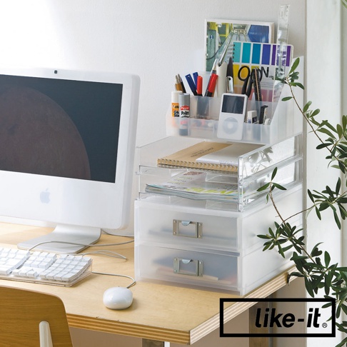 透明塑膠製成的可疊式A4文件收納盒，包含一個頂部筆筒收納區，下方有兩層抽屜，抽屜面板為霧白色，配有金屬把手。