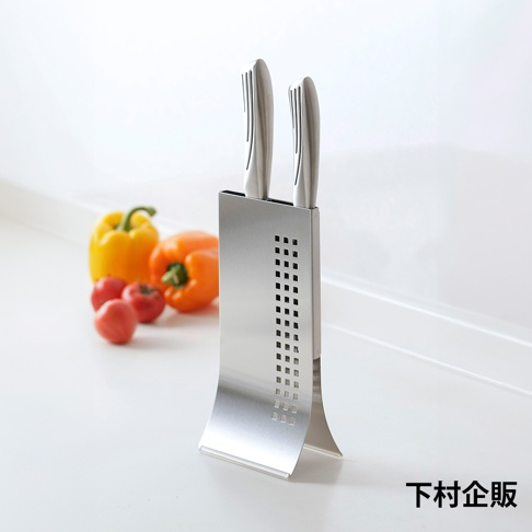 不鏽鋼直立刀具收納架，設有側邊方形開孔設計，可容納兩把刀具，材質為銀色不鏽鋼，底部有弧形支撐。