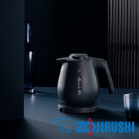 霧面黑色快煮壺，壺身有水位指示刻度，搭配同色系底座，整體呈現簡潔現代感。