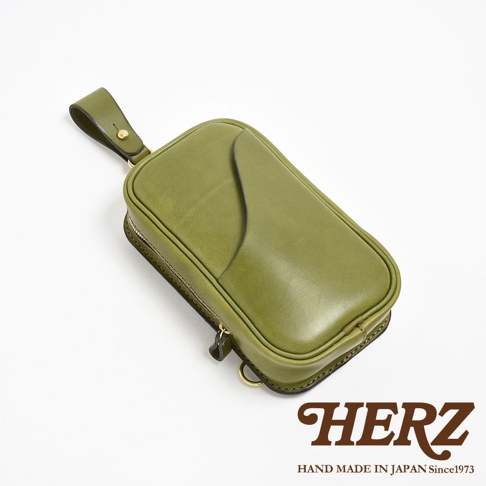 日本HERZ 品牌綠色皮革斜背包，上面印有品牌字樣 HAND MADE IN JAPAN Since1973