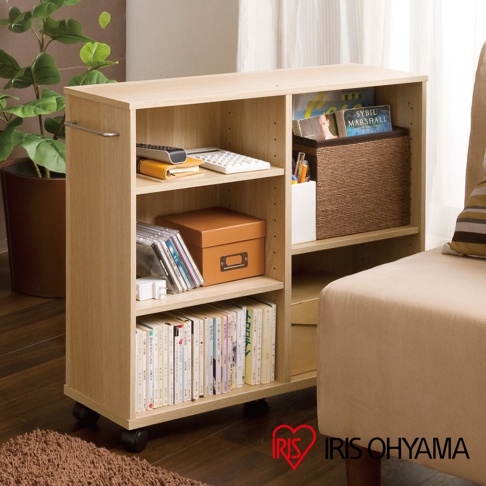 淺木色開放式收納推車，寬60公分，配有三層隔板，左側有金屬把手，右側上方有一個編織收納籃，下方有兩個隔間，底部裝有四個黑色輪子。