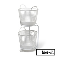 白色塑膠材質的移動式圓形疊疊洗衣提籃，上下兩層，帶有提把，底部有四個滾輪。