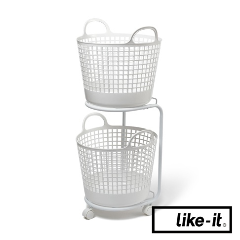白色塑膠材質的移動式圓形疊疊洗衣提籃，上下兩層，帶有提把，底部有四個滾輪。