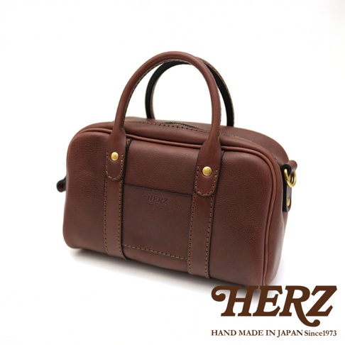 HERZ 職人手作皮革兩用迷你波士頓包，深棕色圓潤包身，可手提或肩背。