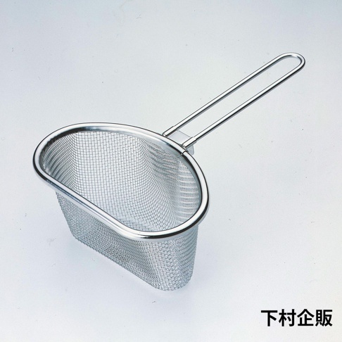 不鏽鋼製的長柄濾網，網孔細密，鍋狀網籃設計，帶有方便懸掛的長把手，呈現銀色金屬光澤。