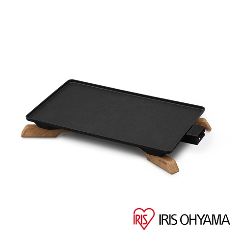 黑色輕薄電烤盤，配有木質支架，用於穩定和支撐。烤盤表面平坦，邊緣有輕微向上傾斜。