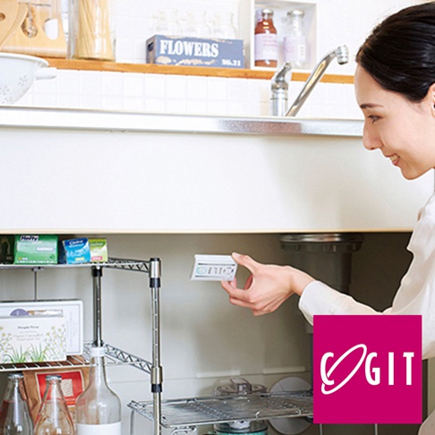 日製BIO長效除臭防霉貼片盒，白色長方形貼片，上面印有藍色字樣「BIO」與數字，由女性手持，置於廚下櫃內。