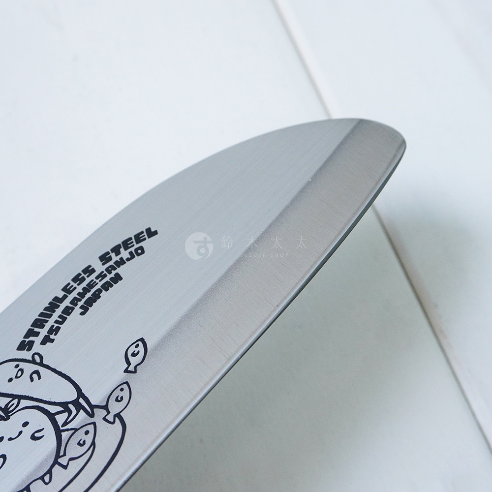 燕三條不鏽鋼兒童學習刀，刀面上印有可愛卡通魚圖案，材質為不鏽鋼，刀刃長度約11.5公分。