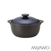 IH系列7.5號陶土湯鍋，鍋身為霧面深灰色，帶有細緻的橫向紋理；鍋蓋為深藍色，表面有放射狀的溝槽紋路，中央有圓形提把及一個排氣孔。