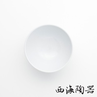 白色陶瓷飯碗，碗身為圓潤的弧形，碗口朝上，展示其簡潔的設計。