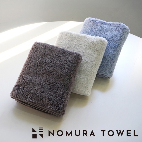 野村毛巾三色浴巾，從左至右為灰色、米白、淺藍色。