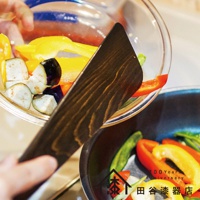 輪島塗漆能登檜料理鏟，深棕色木質，紋理清晰，用於將玻璃碗中的黃、紅甜椒及茄子塊倒入鍋中。