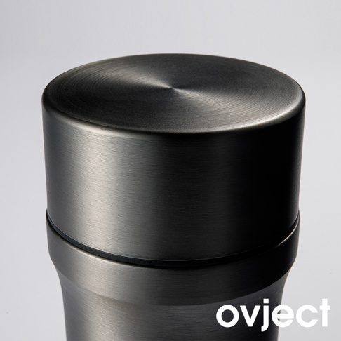 三用保溫瓶，深灰金屬拉絲材質，頂部為圓形蓋子，瓶身有品牌Logo。