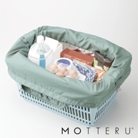 淺綠色束口摺疊保冷可立托特袋，內含水瓶、雞蛋、餅乾、藍莓等商品，袋子材質為防水布料，置於淺藍色塑膠籃內。