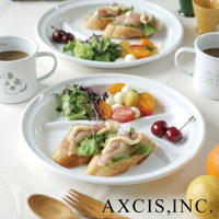 CAT&DOG 琺瑯馬克杯，白色琺瑯材質，杯身印有灰色小狗圖案，搭配咖啡色飲品，杯口有灰色滾邊。