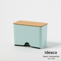 淺藍色方形抽取盒，配有木紋蓋子，底部有半圓形開口，用於抽取物品。