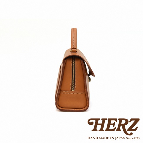 HERZ 職人手作皮革側背包，駝色，立體造型，品牌標誌印在包包下方