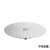 銀色金屬圓形蒸盤，表面佈滿均勻排列的透氣孔，中央設有環形提手，用於平底鍋蒸煮食物。
