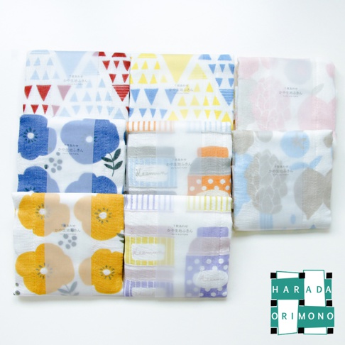 一組包含四條七層紗疊織家事萬用擦拭巾，呈現多種花紋設計，包括藍色花朵、黃色幾何圖案、紅色三角形、粉色花朵、灰色花朵、橘色圓點及紫色圓點等，材質輕薄透氣。