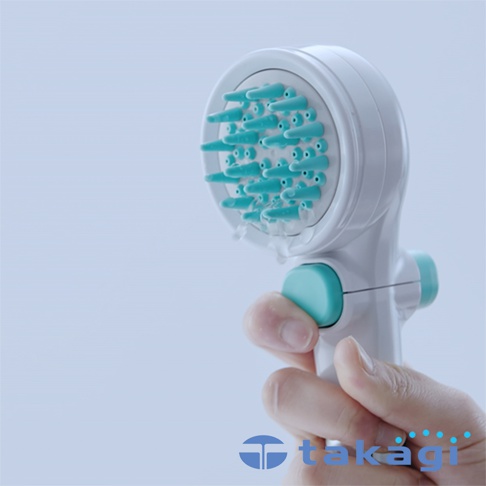 白色蓮蓬頭，帶有多個藍綠色軟質噴嘴，用於寵物洗澡，手部握持。