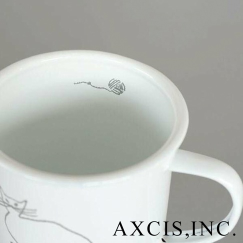 白色琺瑯馬克杯，杯內有灰色線條繪製的毛線球圖案，杯身外側有貓咪線條圖案。