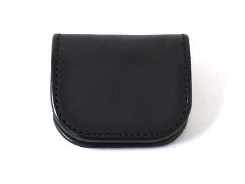 職人手作黑色皮革馬蹄造型零錢包，側邊有縫線。