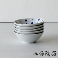 堆疊的五個波佐見燒小菜碟，由白色陶瓷製成，其中最上方的碟子內部飾有藍色玉紋點點圖案。