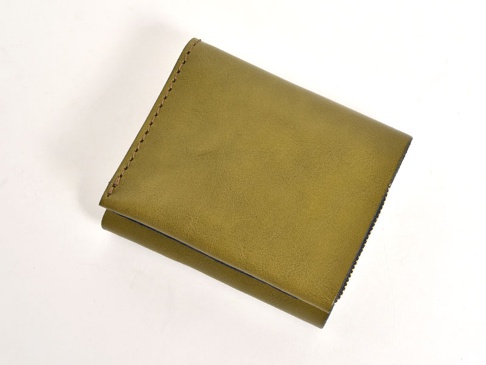 橄欖綠皮革製成的直式雙折短夾，手工縫線，可收納卡片。