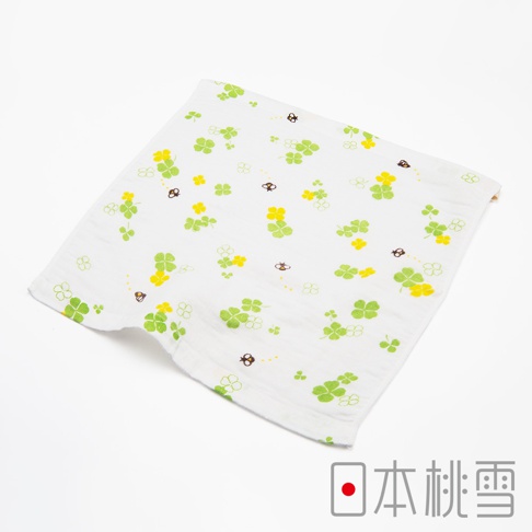 白色紗布方巾，印有綠色四葉草和黃色小花圖案，點綴著可愛的蜜蜂。材質輕薄柔軟，適合嬰幼兒使用。