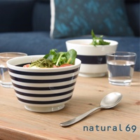 一個 navy blue 橫條紋陶瓷丼碗，盛有沙拉，旁邊有一個玻璃杯和一把銀色湯匙。