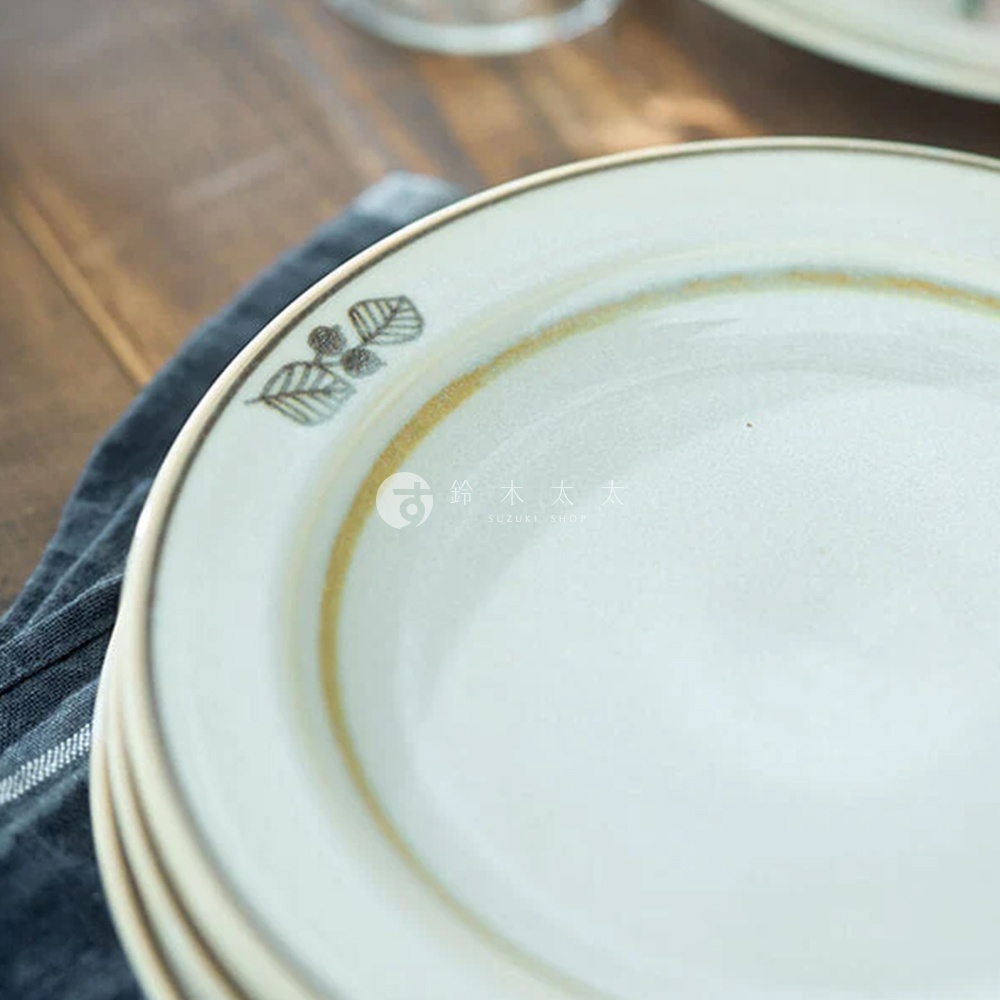 白色美濃燒甜點盤，盤緣有葉紋圖案及一圈金黃色釉，質感溫潤。