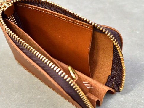 職人手作皮革Organ全包式拉鍊卡片鑰匙包，採用棕色皮革製作，配有深棕色拉鍊和金色拉頭，內部有卡槽和鑰匙圈，展現細膩的皮革紋理與縫線。