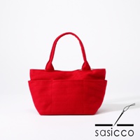 紅色三河木綿刺子織手提托特包，M尺寸，具有兩個外層口袋，整體呈簡約設計。