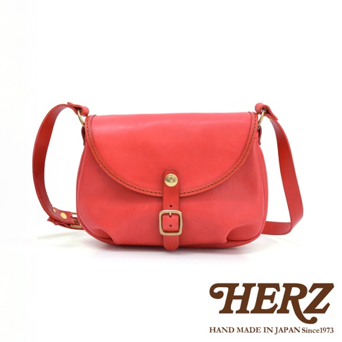 日本HERZ職人手作紅色皮革休閒旅行馬鞍包，配有可調整的銅扣皮帶。
