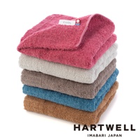 一疊 CUOL 今治柔彈低摩擦美髮毛巾，由上至下顏色分別為：粉紅色、淺灰色、棕灰色、藍色、棕色。毛巾材質柔軟，表面有細緻的絨毛。