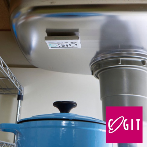 水槽下方掛著一個印有COGIT標誌的除臭防霉貼片盒，下方有一個藍色鍋子。