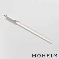 極簡設計的白色鞋拔，帶有懸掛孔，材質似金屬，整體線條流暢，是實用且具美感的配件。