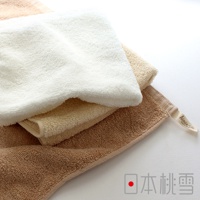 疊放的三條飯店方巾，顏色由上至下分別為白色、淺褐色及棕褐色，皆為柔軟的毛巾材質，其中一條方巾的邊緣處有「hiarie made in Japan」的標籤。