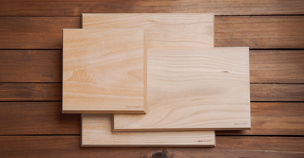 morinoki 榆木砧板疊放在深棕色木紋背景上