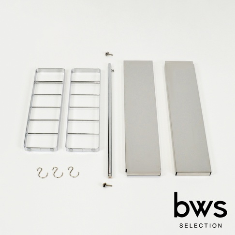 bws SELECTION 不鏽鋼可伸縮雙層收納架的零件，包含兩個網狀層架、兩塊金屬隔板、一根金屬桿、三個S型掛勾和兩個螺絲。
