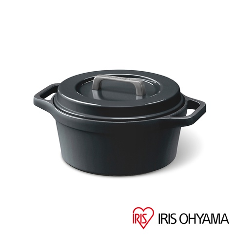 COTOCO 萬用無水調理鍋24cm，深灰色鑄鐵鍋身，配備同色系鍋蓋及銀灰色提把，鍋體兩側有方形把手，適合燉煮、蒸煮等料理。