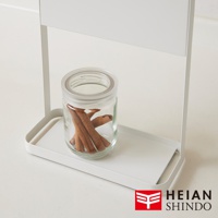 桌上型磁吸廚房收納架 SPL-9WH，架上放著裝有肉桂棒的玻璃罐