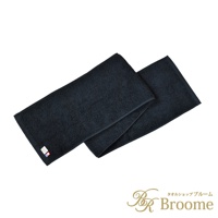 深藍色長毛巾，材質為棉，觸感柔軟，左側角落處有品牌標籤。