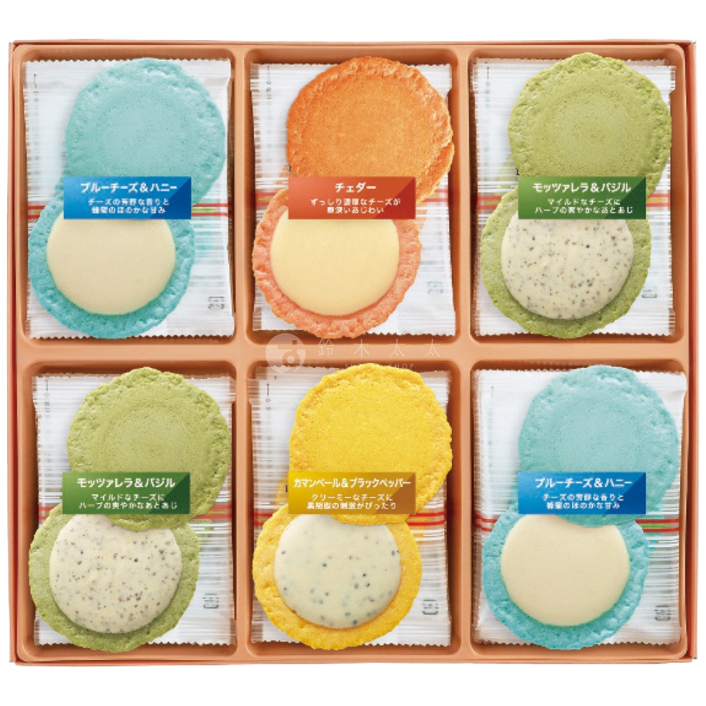 這是一盒志滿秀馬卡龍起司蝦仙貝，包裝內分為六格，整齊排列著多種口味的圓形餅乾。餅乾外型仿造馬卡龍，由薄脆的仙貝餅皮夾著厚實的起司內餡組成，顏色包含藍色、橘色、綠色與黃色。圖片中清楚標示了四種口味，分別是藍色的藍起司與蜂蜜、橘色的切達起司、綠色的莫札瑞拉起司與羅勒，以及黃色的卡門貝爾起司與黑胡椒，每片餅乾皆以透明小包裝密封擺放於盒中。